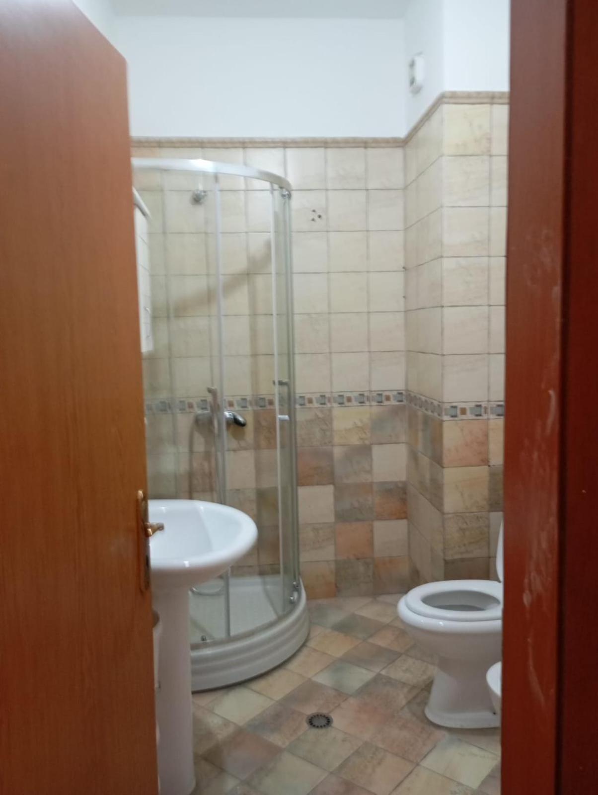 Royal Hostel Tiranë Eksteriør bilde